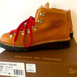 DANNER Mountain light Cascade Hiking boots.New w/tags,box. 9.5/40.5. Orig$360